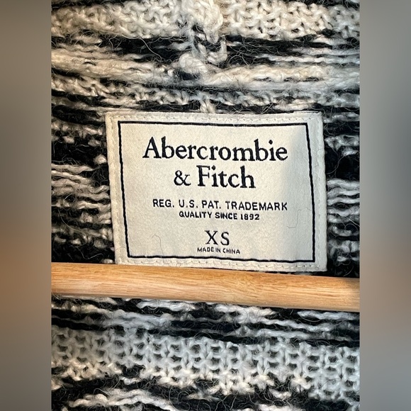 Abercrombie & Fitch Women's
Wool Alpaca Blend Hooded Cardigan Sweater-Size XS‎ - Picture 8 of 9